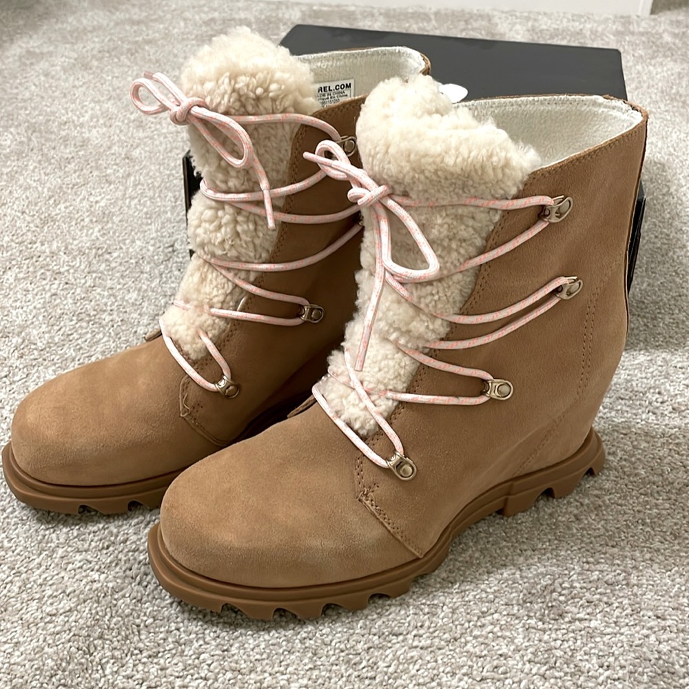 EUC Sorel Joan of Arctic Wedge III boots with box